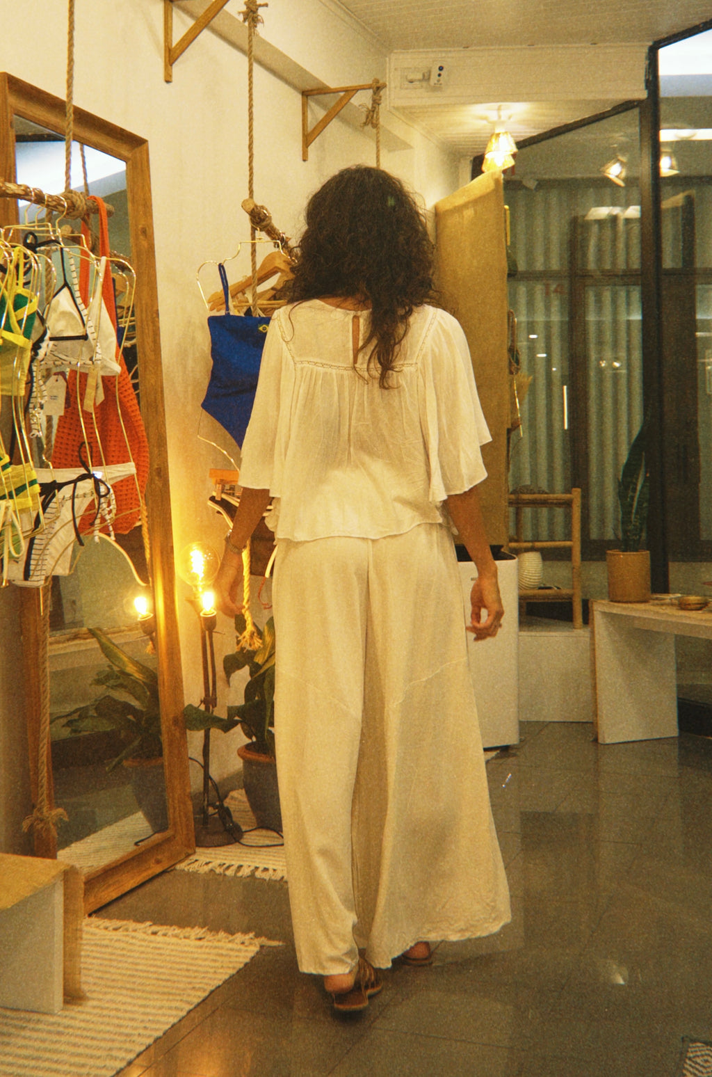 CALÇA AREIA – Off-White Wide-Leg Pants & Wooden Bead Detail