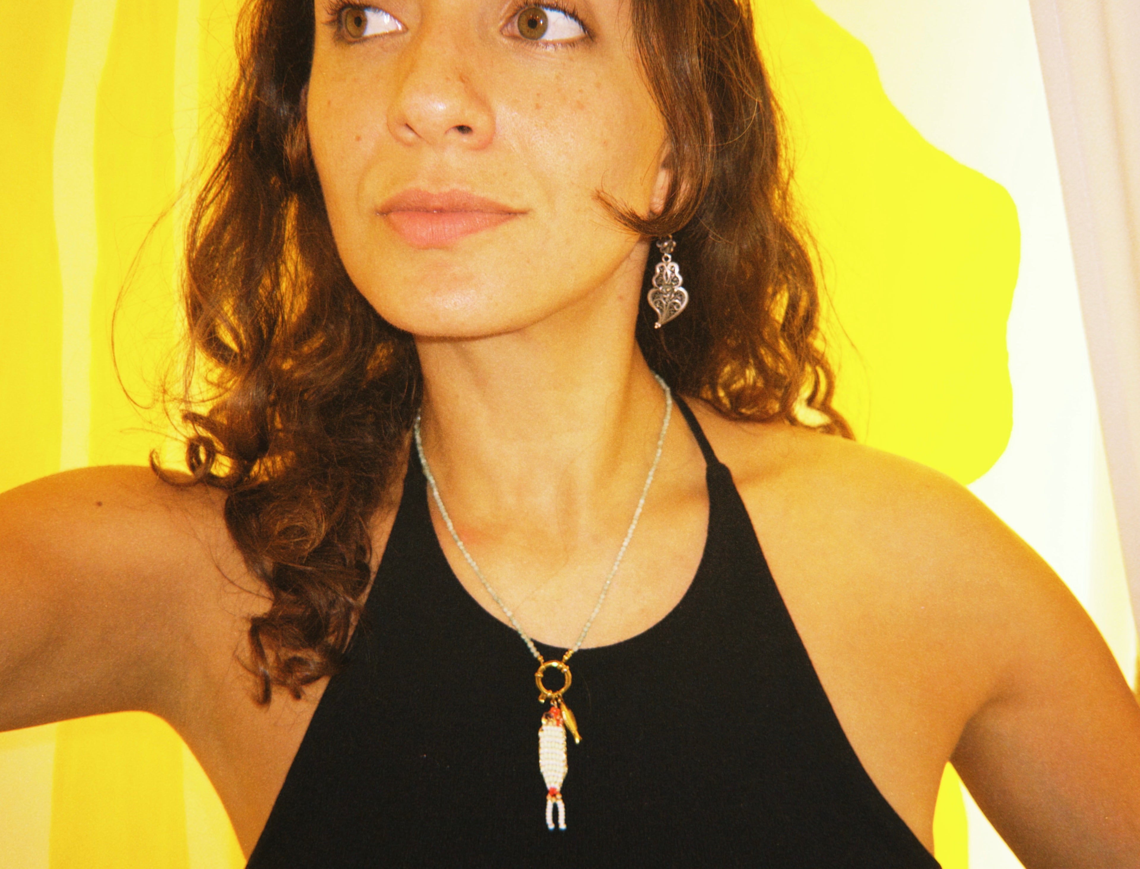 COLAR CORALINA – Beaded Fish Charm Necklace in Stainless Steel