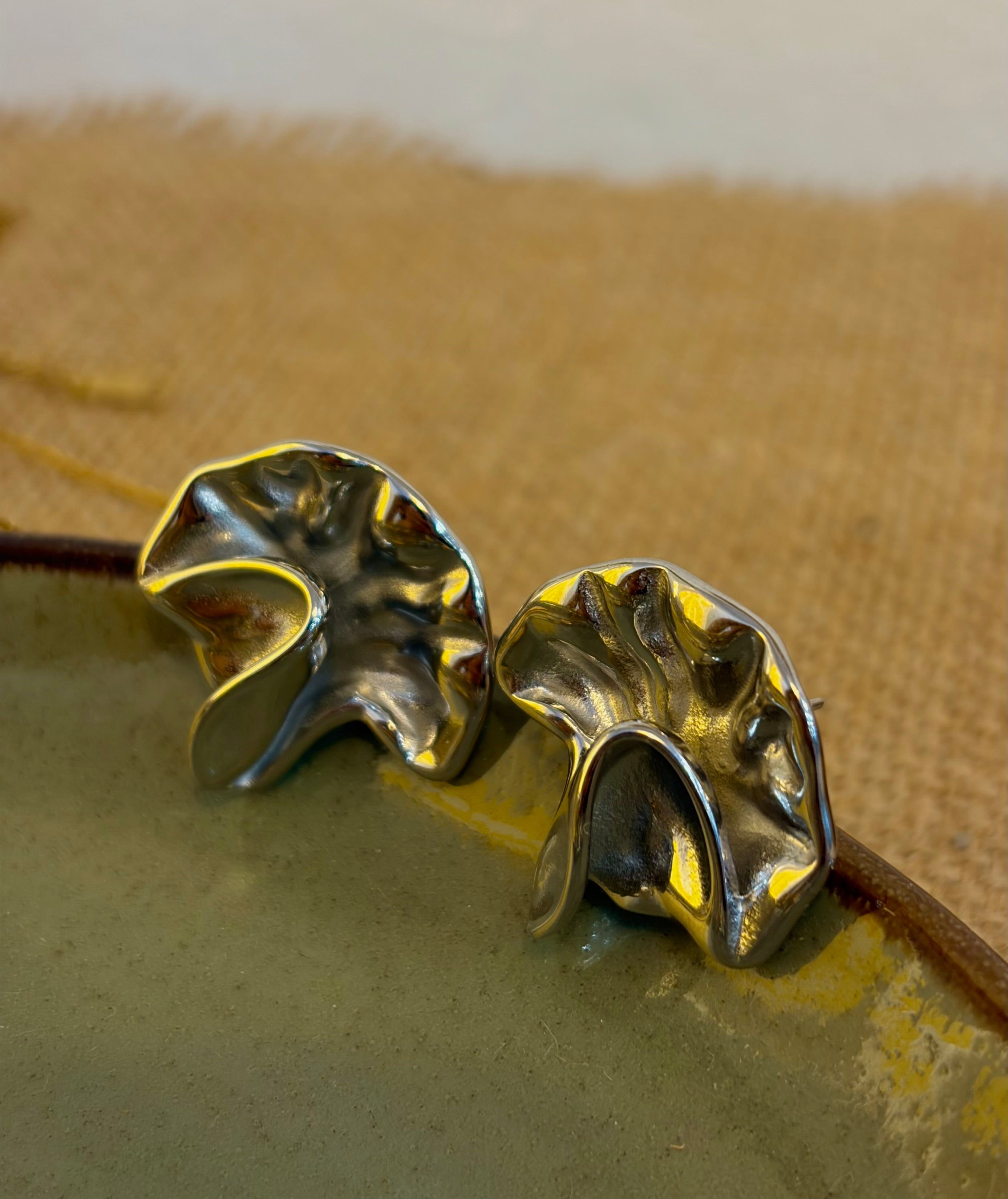 BRINCOS OSTRA – Textured Stainless Steel Oyster Earrings