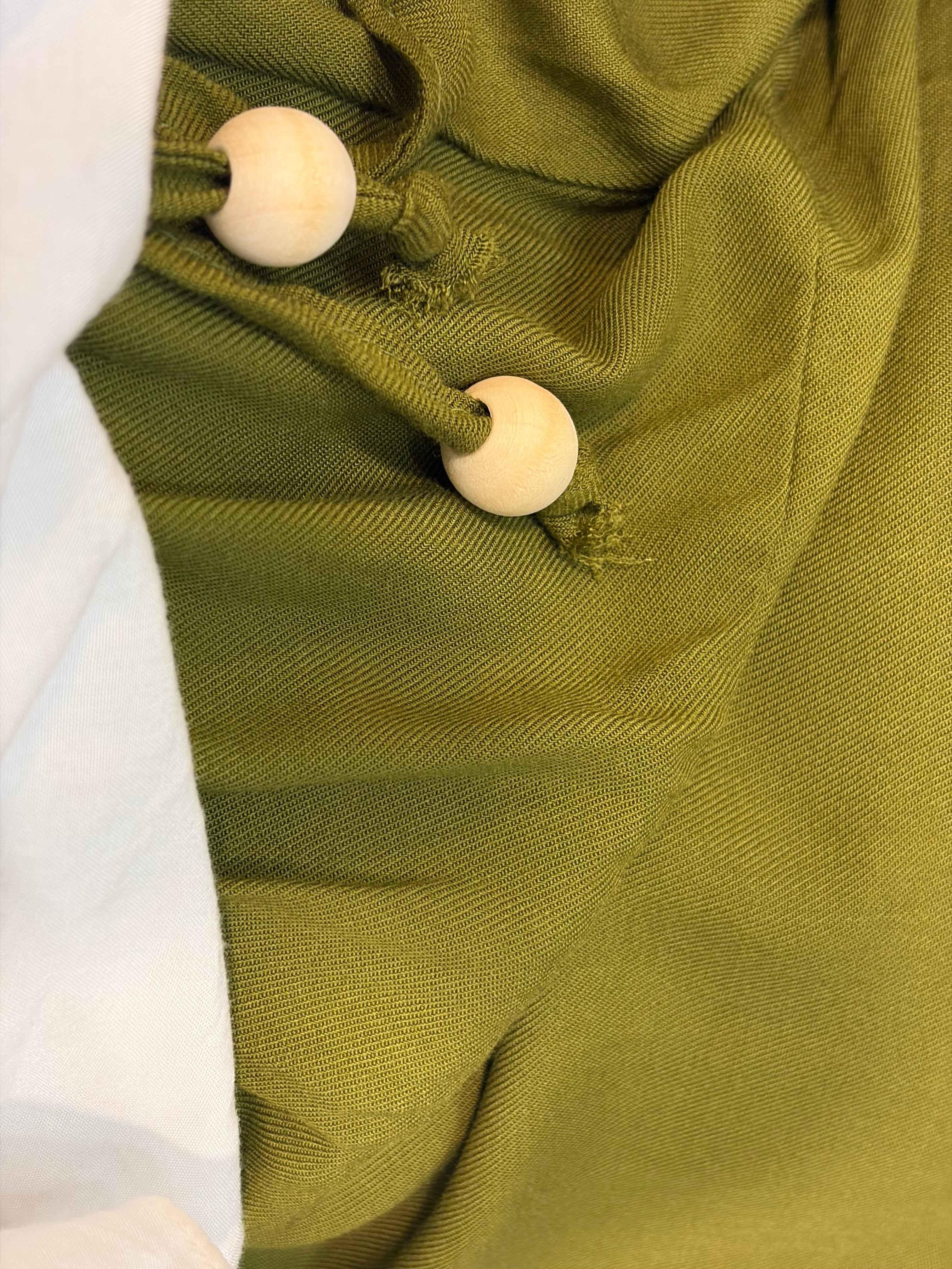 SHORTS OLIVA – Elastic Waist Flowy Shorts & Wooden Bead Detail