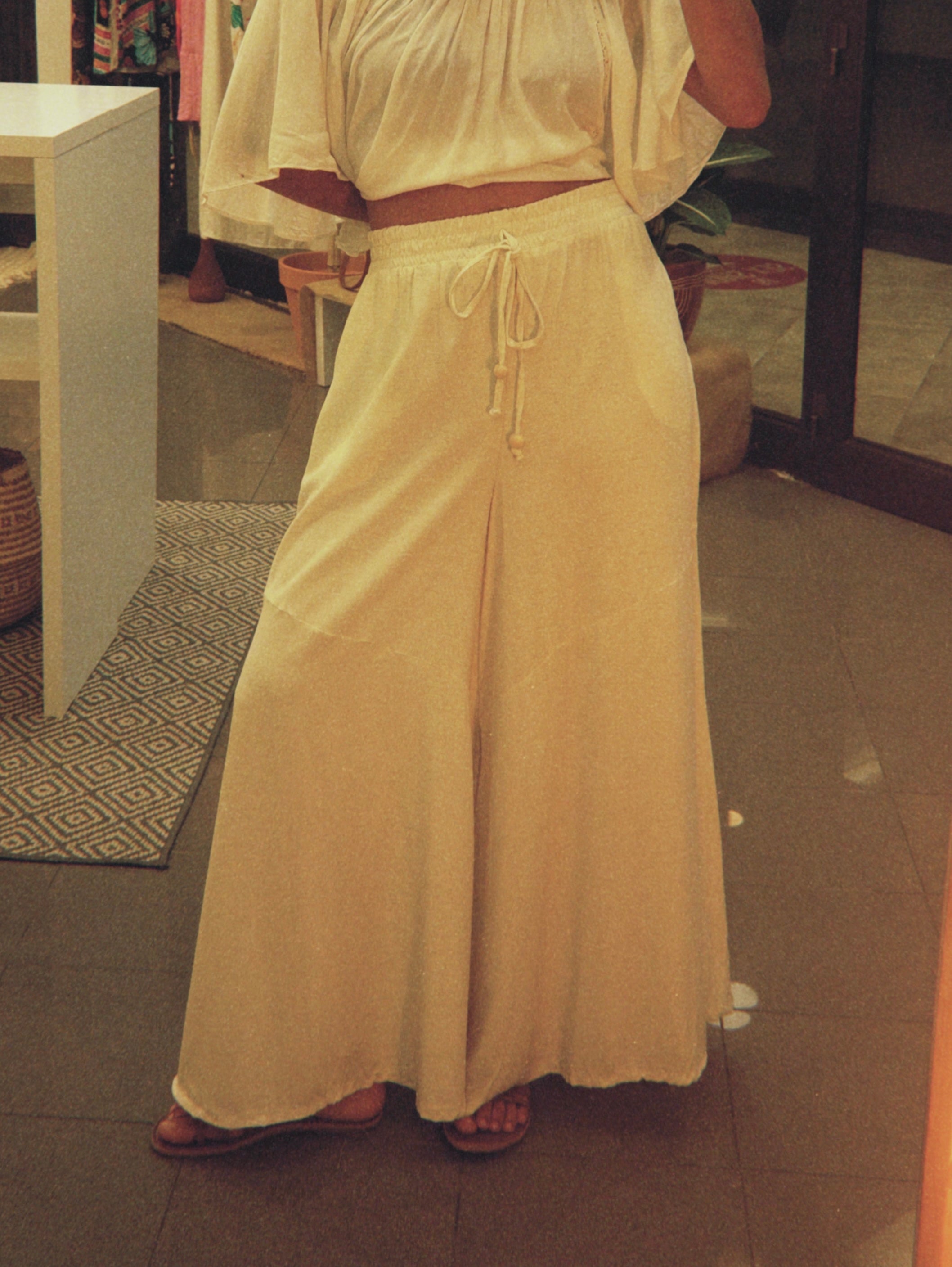 CALÇA AREIA – Off-White Wide-Leg Pants & Wooden Bead Detail