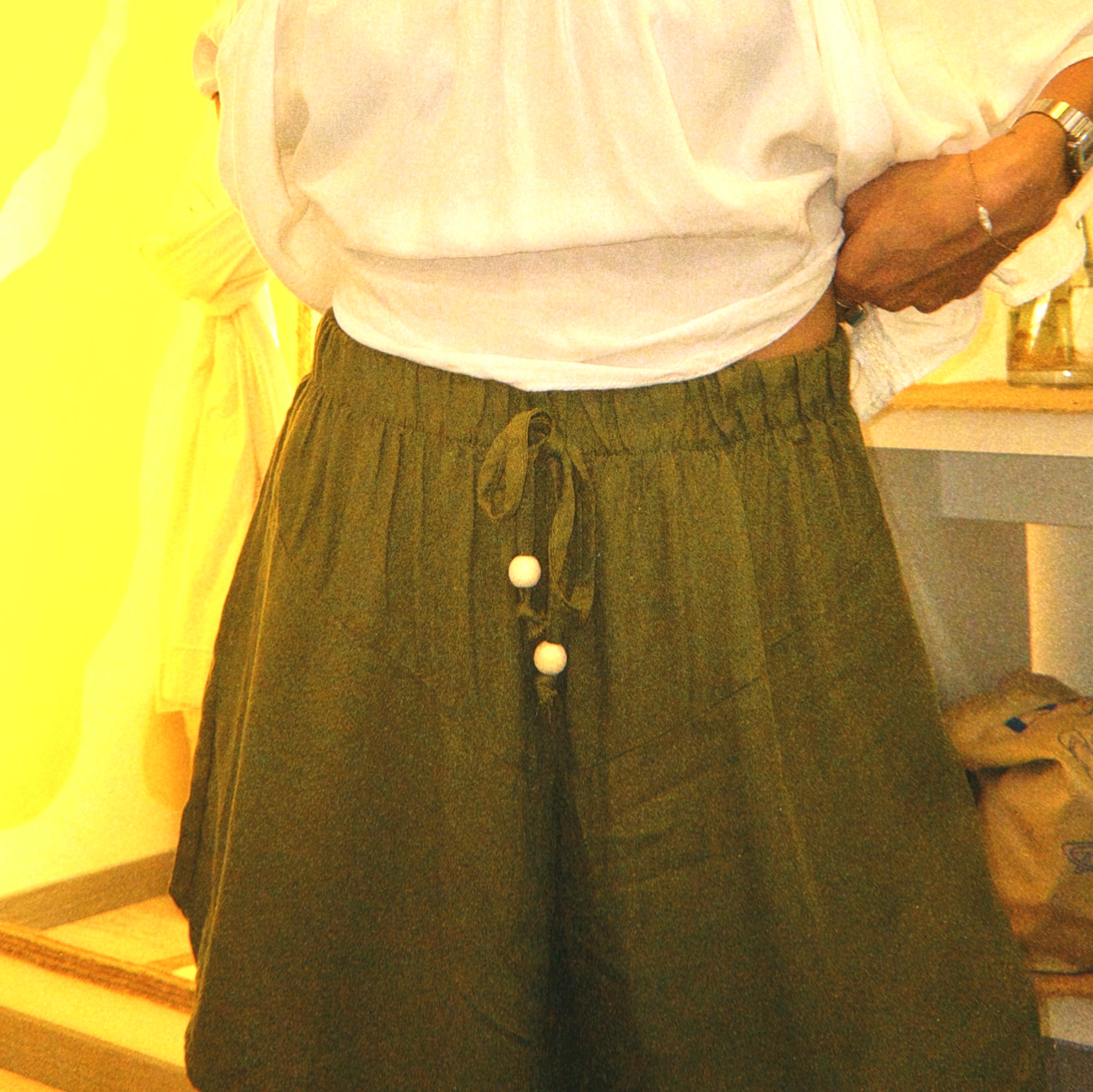 SHORTS OLIVA – Elastic Waist Flowy Shorts & Wooden Bead Detail
