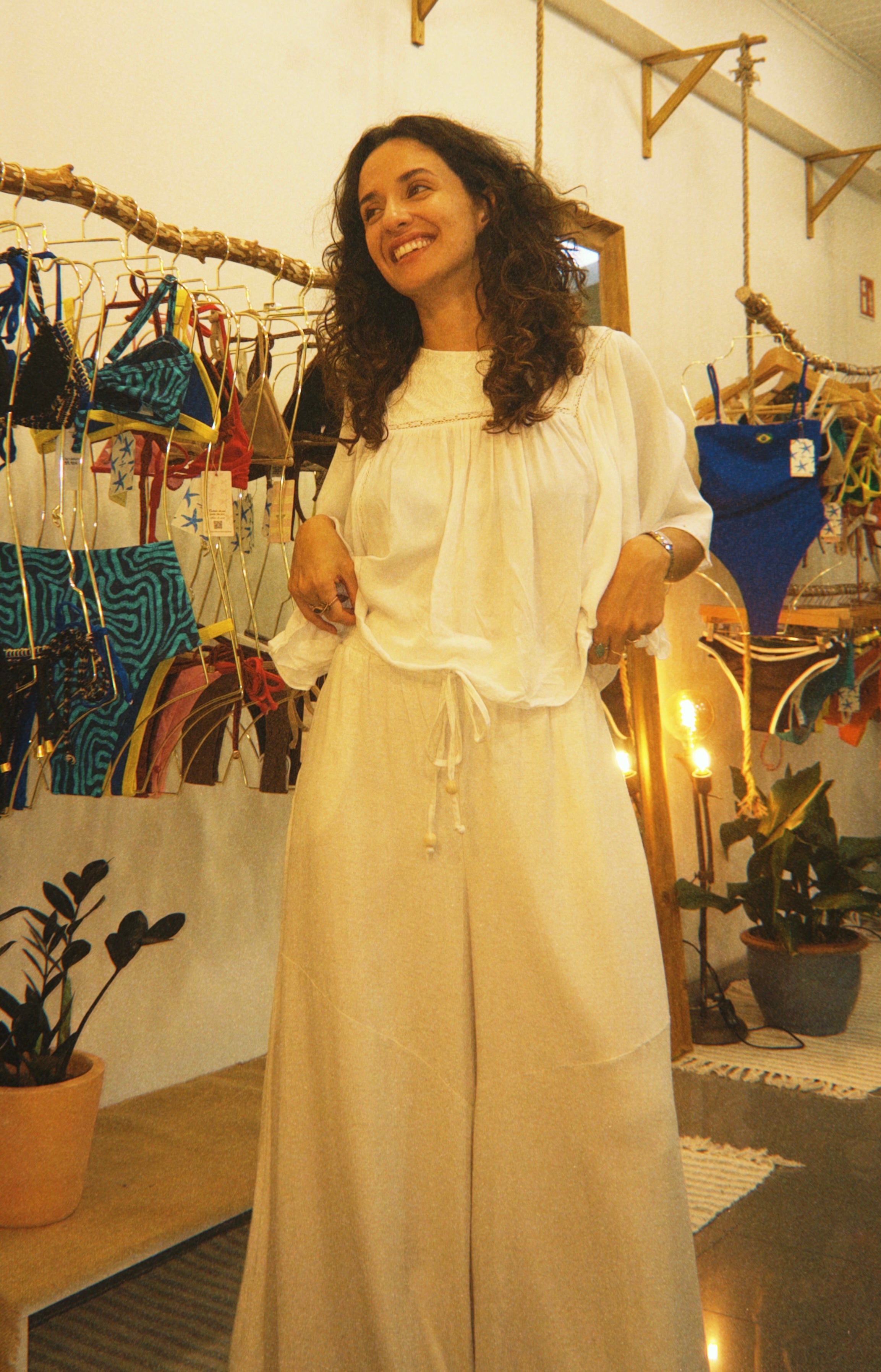 CALÇA AREIA – Off-White Wide-Leg Pants & Wooden Bead Detail