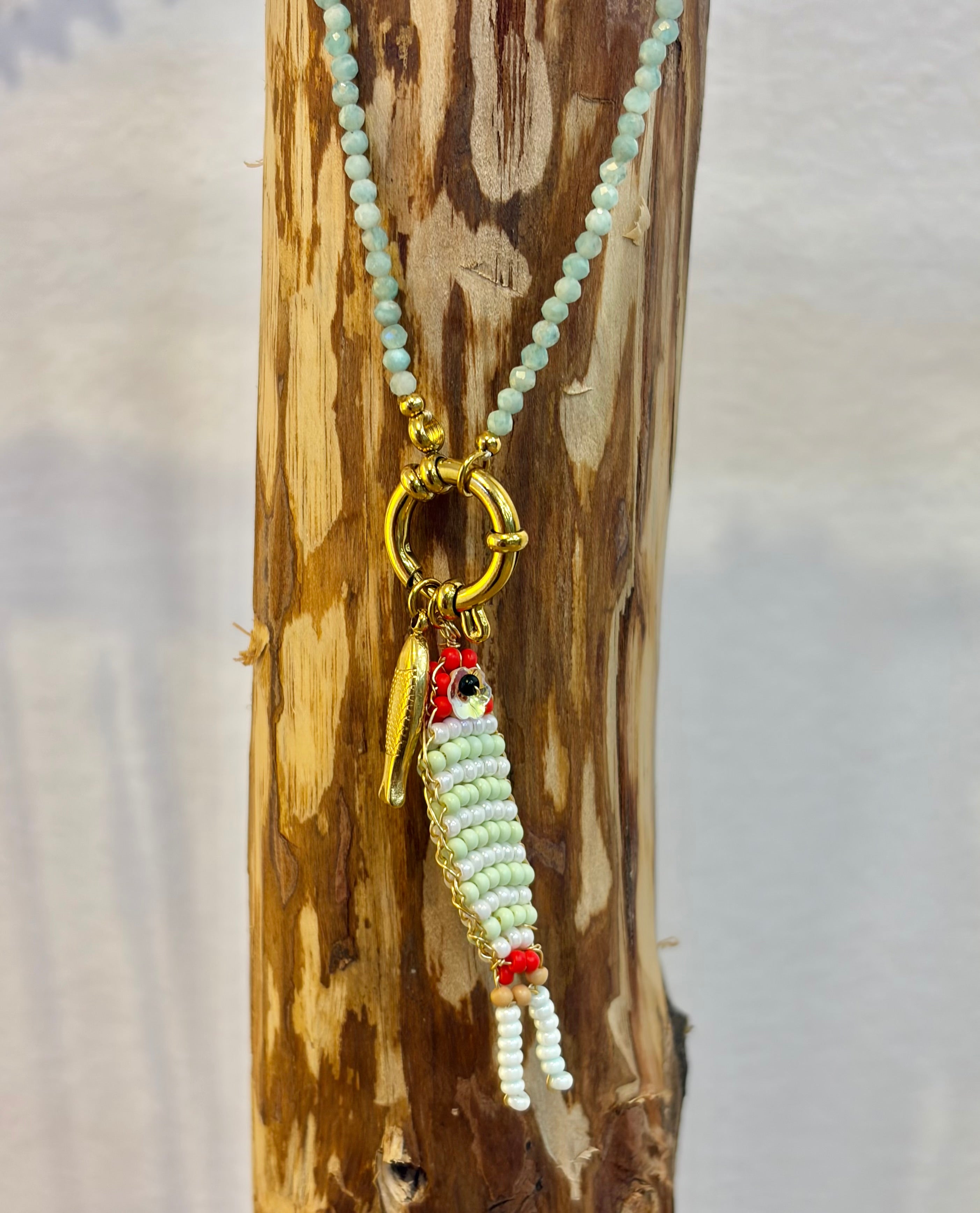 COLAR CORALINA – Beaded Fish Charm Necklace in Stainless Steel