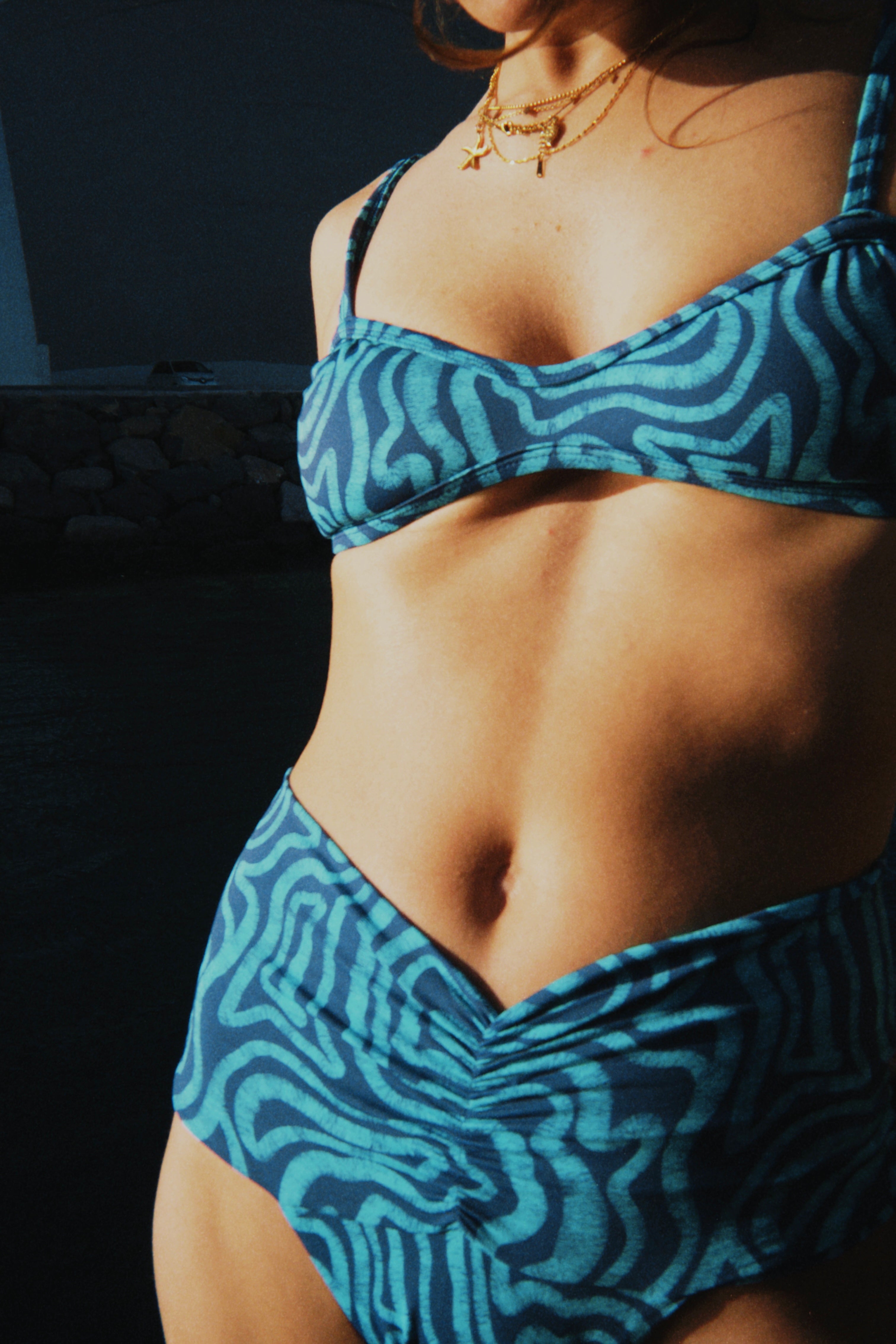 BIQUÍNI MARAZÚ – Abstract Ocean & High-Waist Ruched Pant
